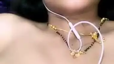 Curvy Desi Bhabhi takes various poses to make XXX fans see boobs well