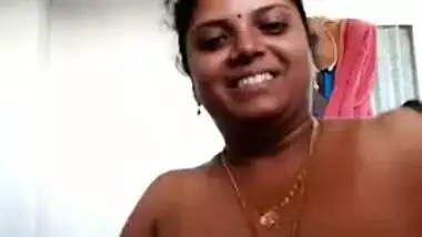 Libidinous Indian woman has some time for porn in front of the webcam