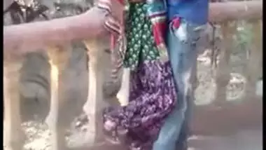 Outdoor Desi mms clip of slim Indian gal caught kissing her lover