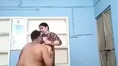 MMS video of mature Bhabhi having XXX affair with fat Desi neighbor