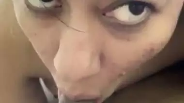 Sexy nude babe gives a desi blowjob to her guy