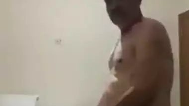 Rishu ki bua Sonu ko ghrpr aakr huka pine wale budhe n choda