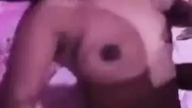 Bihari Desi XXX babe gives a nice blowjob to her father’s friend MMS