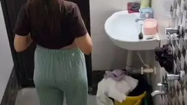 Neighbor girl boobs show before bathing viral MMS