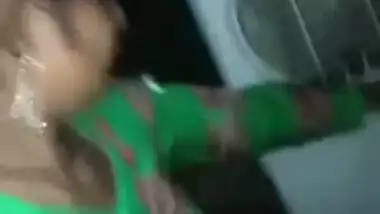 Indian diva shows off what she has under her XXX sari before fan