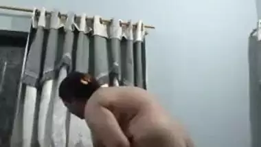 Bored Desi BBW takes off clothes to act in the first porn video