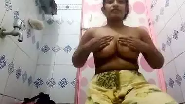Desi bathroom striptease video
