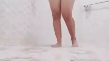 Cute aunty bathing full nude in bathroom has got her showcasing nudity well