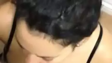 Newly married wife’s Indian blowjob makes her man happy