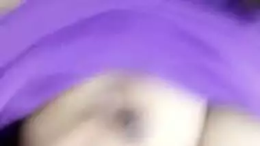 Teen Indian pulls her violet T-shirt up and shows off XXX boobs