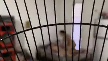 OBSERVO POR LA VENTANA DE LA VECINA Y LA PILLO TENIENDO SEXO LESBICO CON JUGUETES CON SU SUPUESTA AMIGA MIENTRAS SU MARIDO ESTA EN EL TRABAJO