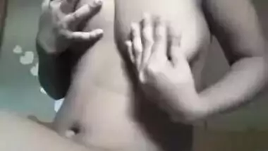 Full-nude XXX show of horny Desi girl posing on the bed at home