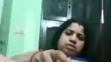 Viral porn of a South Indian lady masturbating with a radish
