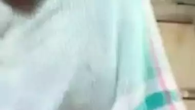 Bengali Desi XXX wife shows her nude body after bathing on video call