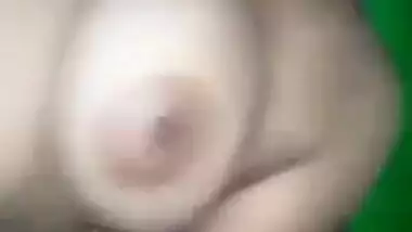 Desi MILF XXX video where she is penetrated by the young man on camera