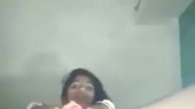 Teen Desi stunner shows young XXX pussy and fingers it in MMS clip