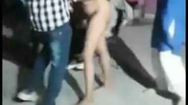 Stripper caught dancing naked outdoor near lover in hot Desi mms clip