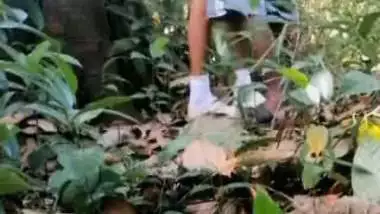 Guy enjoys GF’s pussy under a tree in Indian outdoor sex