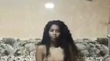 Dusky Desi girl with small boobs shows nude XXX body in the bathroom