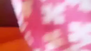 Bangladeshi girl in pink saree shows off her Desi XXX pussy on cam