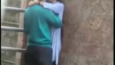 Gal caught sneakily making out with lover in outdoor Desi mms action