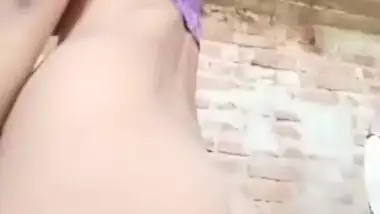 Indian chick in purple underwear used to broadcast XXX show in the nude