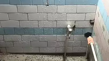 Chubby MILF bathing caught by neighbor viral MMS