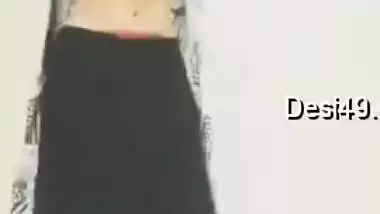 Indian babe is always prepared to satisfy lecherous fans with XXX dance