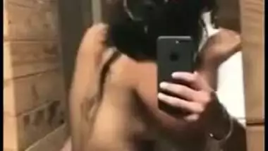 Desi mms clip of Indian lovers caught making out after relax in bath