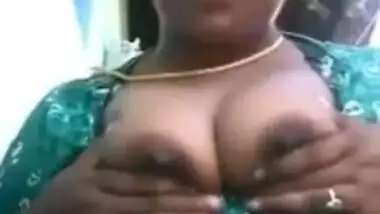 Bmngl village aunty takin out her boobs frm nity at backside of home