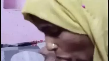 Hijabi girl records her nude MMS, sucking stepbrother’s dick