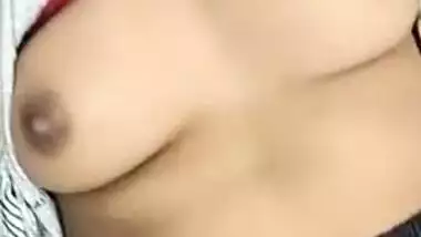 Desi girl is sexy and she knows it so exposing boobs is easy