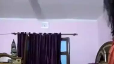 Indian whore gives sex joy to XXX fans flashing a bit her pussy