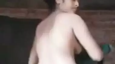 Desi woman takes everything off item by item for XXX posing in the nude