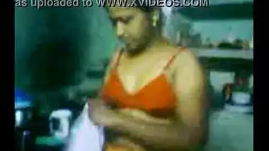 Bhabhi boobs captured after bathing