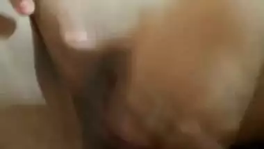 Raat Me Hua Jabardast Chudai Ka Mood Per Pati Nahi The Ghar Per Toh Khud Se Ungli Karke Nikala Choot Ka Pani