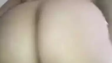 Curvy Desi woman shoves small sex toy into all her welcoming XXX holes