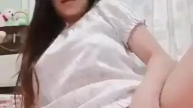 Fingers are supposed to help the Desi girl reach orgasm in XXX video