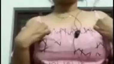 Sexy Desi mom exposes boobies to jerking off man on the other side