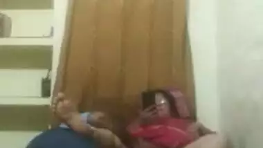 Man offers the nerdy Indian aunty to film XXX video and she agrees