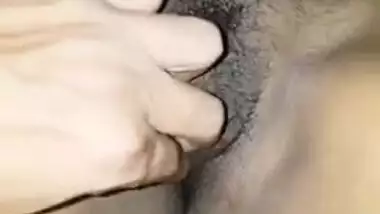 Indian girl allows sex lover to feels her XXX pussy from the inside