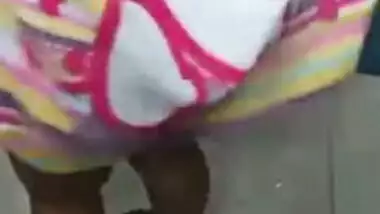 Desi housewife flashes body in amateur porn video after taking a shower