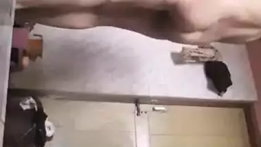 Desi slut doesn't see the XXX camera filming her in the nude in shower