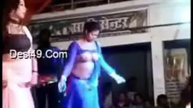 Indian dancer caught flashing tits outdoor for lovers in Desi mms video