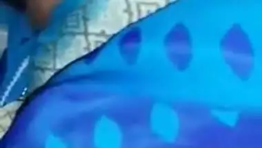 Horny Desi XXX bitch gets her pussy fingered by her neighbour MMS