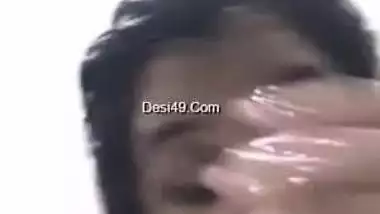 Pretty Desi call-girl takes a XXX bath online posing in a sexy way