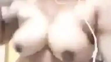 Desi girl doesn't how many people see this XXX video of her boobies