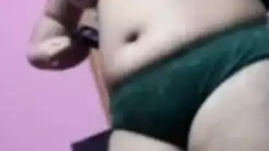 Amateur XXX model of Indian origin likes bras and she tries it on