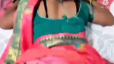 Rakhi Aunty Apne Pati Ko Kaam Pe Bej Ne Ke Baad Chudti Thi