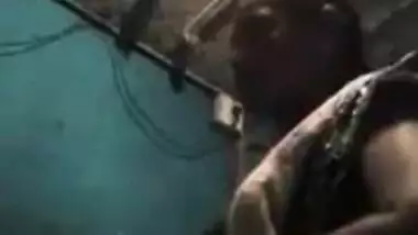 Comely Desi girl teases BF by performing little XXX show dressed in sari